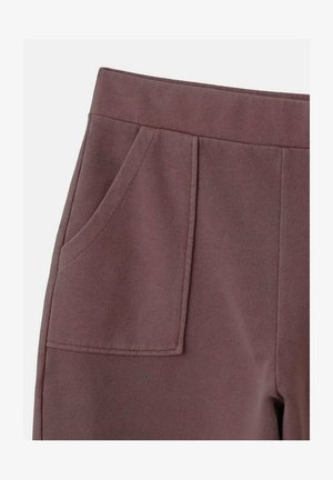 Mauve sweatbukser med en glat tekstur, en bred talje og to forlommer med subtile lægedetaljer.