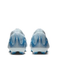 Zapatillas deportivas azul claro con parte superior de malla texturizada, contra del talón de plástico y múltiples clavos en la suela para proporcionar tracción.