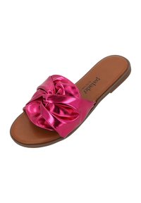 Roze satijnen slidesandalen met een grote geknoopte strik op de band, met een bruine gestructureerde zool. Het bovendeel heeft een glanzende afwerking.