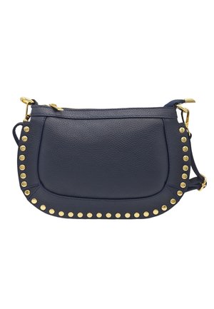 Sac bandoulière en cuir bleu marine avec des clous dorés le long des bords et une fermeture éclair dorée sur le dessus.