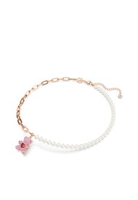 Coleira de pérolas com um encantador borboleta de glitter rosa e elos de corrente em ouro rosa. Possui um fecho ajustável com uma pequena pérola pendurada.