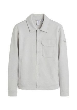 Lichtgrijze herenjacket met een puntige kraag, drukknoopsluiting aan de voorkant, borstklepzak en steekzakken aan de zijkant, gemaakt van gladde stof.