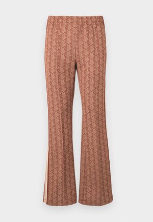 Pantalons marron à motifs avec une taille élastique, présentant un design géométrique, des jambes évasées et des rayures latérales dans une teinte plus claire.