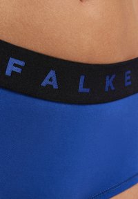 Blaue Herrenunterwäsche mit glatter Textur, ausgestattet mit einem schwarzen elastischen Taillengummi, der in blauer Schrift "FALKE" trägt.