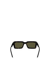 Lunettes de soleil carrées avec une monture en écaille noire et des verres verts olive. Branches noires fines et droites avec une charnière bien visible.