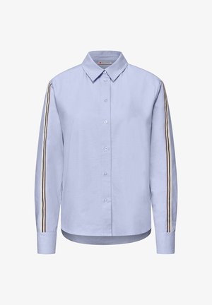 Camicia azzurro chiaro a maniche lunghe con colletto abbottonato. Presenta due strisce verticali marroni e bianche su ogni manica. Tessuto dalla texture liscia.
