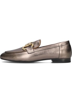 Metallische bronzen loafers met een ronde punt, voorzien van een decoratieve gouden kettingaccent en een platte hak. Gladde lederen textuur.