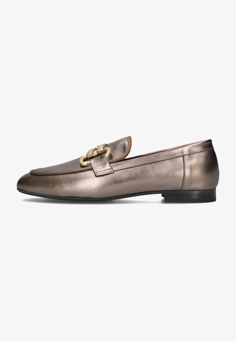 Metallische bronzen loafers met een ronde punt, voorzien van een decoratieve gouden kettingaccent en een platte hak. Gladde lederen textuur.