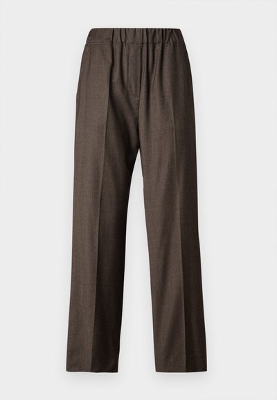 Barna, kockás szövetnadrág elasztikus derékpánttal, egyenes lábbal és oldalsó zsebekkel. Texturált felület finom mintával.