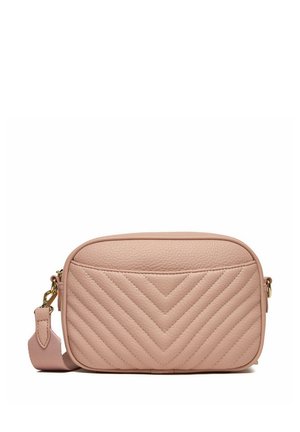 Prostokątna różowa torba na ramię ze skóry z pikowanym wzorem w jodełkę, złotymi okuciami i regulowanym materiałowym paskiem na białym tle.