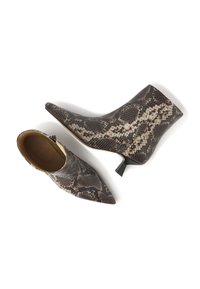 Spitz zulaufende Stiefeletten aus braunem und schwarzem Schlangenprint in Kunstleder, ausgestattet mit einem niedrigen Absatz und seitlichem Reißverschluss.