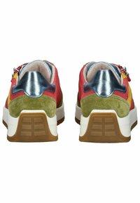 Bunte Sneakers mit roten, grünen und gelben Wildleder-Elementen, metallischen blauen Akzenten und einer strukturierten weißen Sohle mit einer braunen Gummisohle.