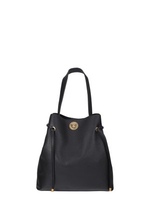 Bolso tote de cuero negro texturizado con finas correas para el hombro, emblema circular dorado y cordones laterales ajustables con puntas doradas.