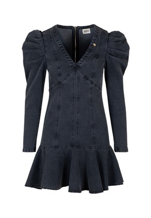 Vestido de denim oscuro con mangas largas abullonadas, escote en V, cintura ajustada, detalles visibles de costuras, dobladillo acampanado con volantes y cierre trasero con cremallera.