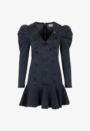 Vestido de denim oscuro con mangas largas abullonadas, escote en V, cintura ajustada, detalles visibles de costuras, dobladillo acampanado con volantes y cierre trasero con cremallera.