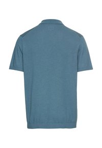 Koszulka polo z krótkim rękawem w stonowanym niebieskim kolorze, wykonana z miękkiego materiału o teksturowanym wykończeniu, z klasycznym kołnierzykiem i ściągaczem u dołu.