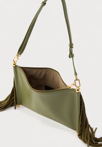 Zöld műbőr táska arany színű fém díszítéssel, cipzáras záródással, sima felülettel és egyik oldalon bojtos részletekkel, állítható pánttal.