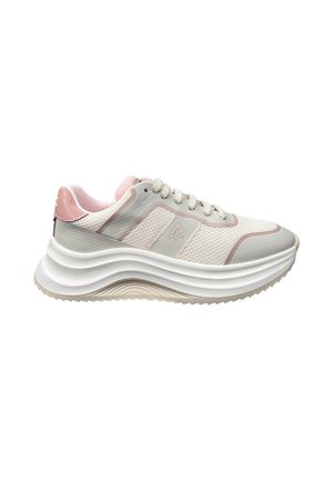 Sneaker sportiva da uomo bianca e rosa con suola spessa ondulata, tomaia in tessuto a rete e chiusura con lacci, vista laterale.