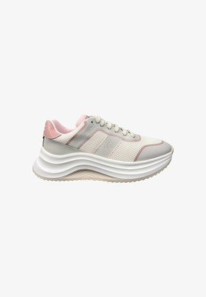 Sneaker sportiva da uomo bianca e rosa con suola spessa ondulata, tomaia in tessuto a rete e chiusura con lacci, vista laterale.