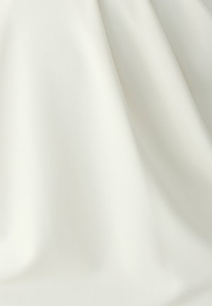 Tissu lisse de couleur blanc cassé avec des plis doux et une texture subtile, éclairé uniformément sans motifs ni objets visibles.