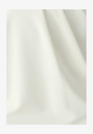 Tissu lisse de couleur blanc cassé avec des plis doux et une texture subtile, éclairé uniformément sans motifs ni objets visibles.