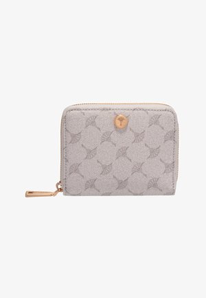 Billetera con cremallera completa en tela gris clara, con un patrón sutil, herrajes dorados y un detalle de logotipo en el frente. Diseño compacto.