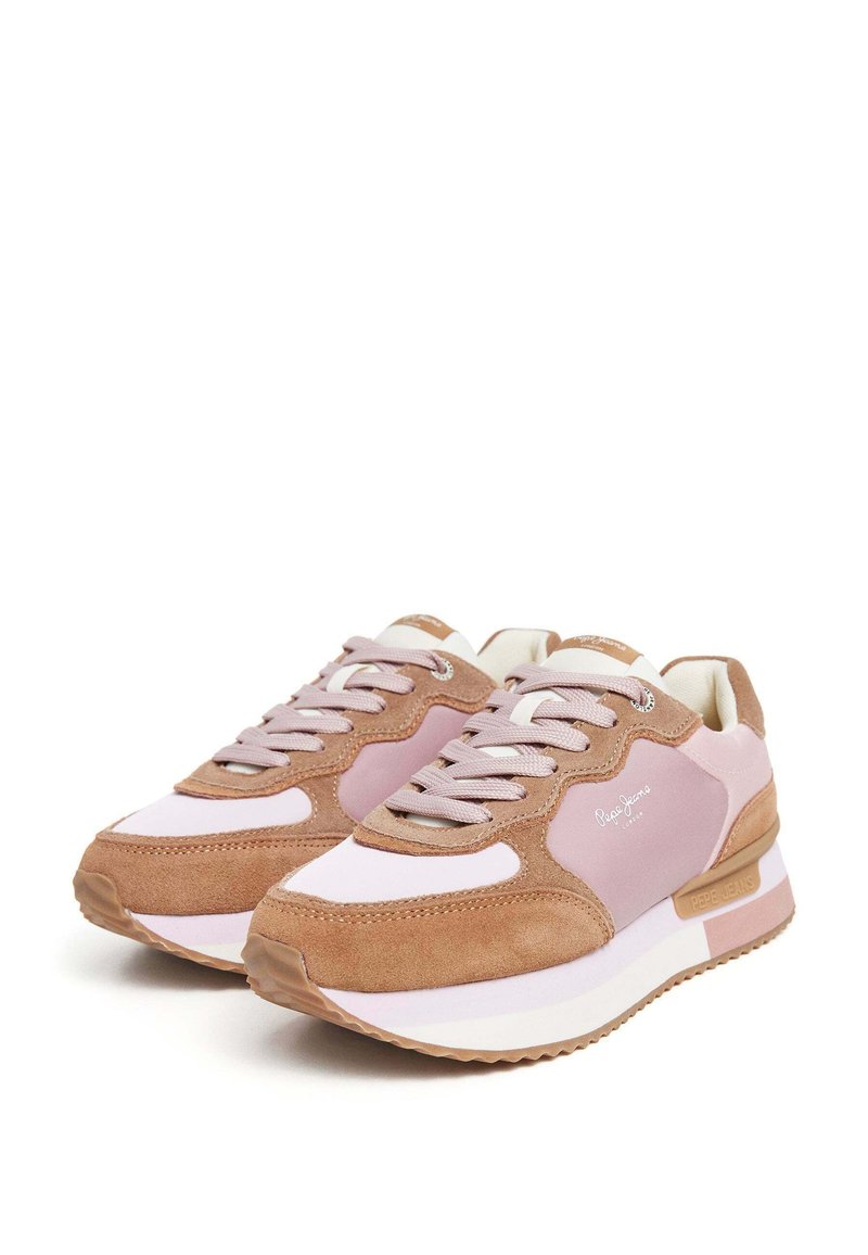 Zapatillas de ante rosa y marrón con acentos blancos, que cuentan con una suela gruesa, paneles texturizados y cierre de cordones. Logo de marca destacado en el costado.