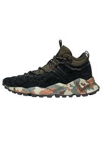 Chaussures de randonnée en daim noir et textile avec semelle à motif camouflage ; œillets renforcés et semelles en caoutchouc pour une meilleure traction. Design haut monté.