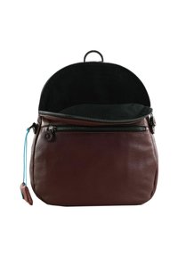 Zaino in pelle marrone con superficie strutturata, scomparto principale parzialmente aperto, tasca frontale con zip e piccolo cartellino in pelle attaccato con cordino blu.