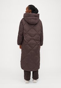 YAS Petite YASFUDGE LONG COAT - Páperový kabát - hot fudge