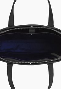 Borsa a tote in pelle nera con chiusura a zip, con una fodera interna liscia di colore blu navy. Due manici robusti per il trasporto.