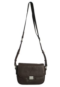 Borsa a tracolla in pelle marrone con chiusura a pattina, hardware in argento, tracolla regolabile e texture liscia. Presenta un logo delicatamente impresso.