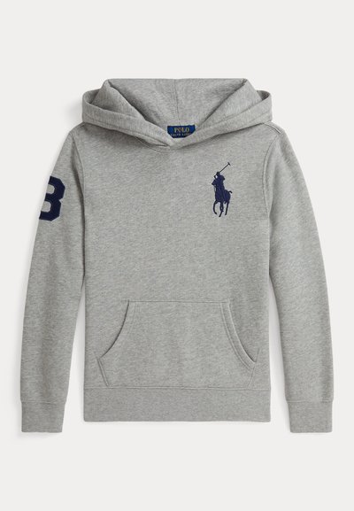 Γκρίζα ζακέτα φτιαγμένη από μαλακό υλικό, διαθέτει τσέπη καγκουρό, κεντημένο ναυτικό λογότυπο και αριθμό 3 στο μανίκι.