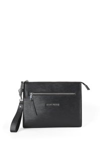 Funda negra con cremallera de acabado texturizado, que presenta un bolsillo frontal, correa desmontable y logotipo de marca en relieve, de forma rectangular.