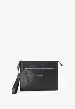 Crni zippered neseser s teksturiranom površinom, s prednjim džepom, odvojivom trakom i utisnutim logotipom branda, pravokutnog oblika.