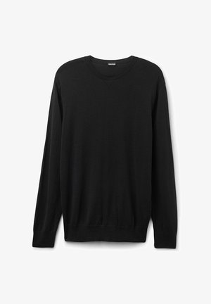 Zwarte trui met lange mouwen, gemaakt van een zachte stof, heeft een ronde halslijn en ribgebreide boorden met een losse pasvorm en zonder zichtbare patronen.