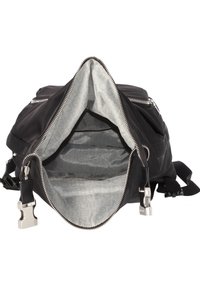 Zaino in tessuto nero con cerniere argento e hardware metallico. Interno foderato in materiale grigio chiaro con un motivo sottile.