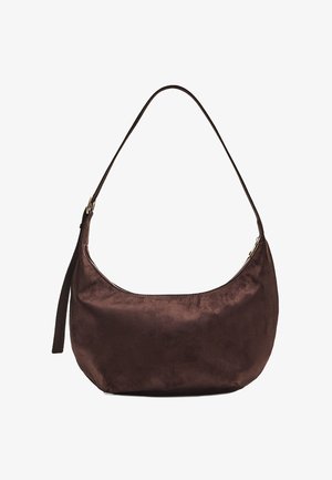 Sac à épaule en daim marron avec une forme courbée, une seule sangle et une fermeture éclair. Texture lisse sans motifs ni quincaillerie supplémentaires.