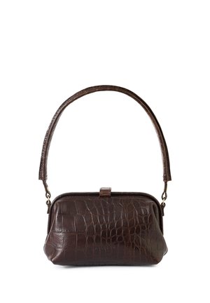 Bolso de mano de cuero sintético marrón oscuro con textura de cocodrilo, con asa corta y cierre de broche, de forma rectangular con bordes redondeados.