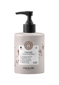Cacao Color Refresh door Maria Nila in een matte beige fles met een zwarte pomp. Bevat productdetails op een wit etiket. 600 mL. Vegan.