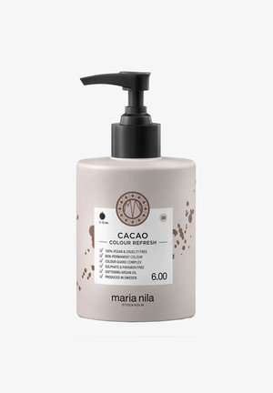 Cacao Color Refresh door Maria Nila in een matte beige fles met een zwarte pomp. Bevat productdetails op een wit etiket. 600 mL. Vegan.