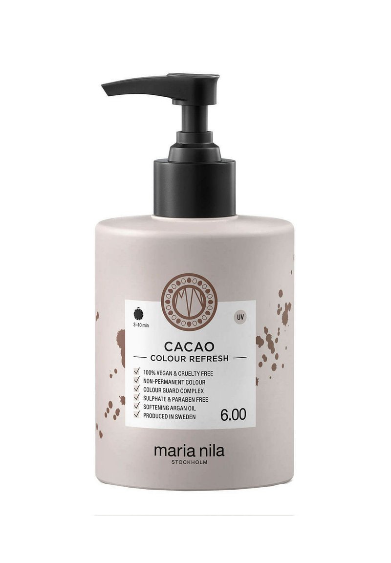 Cacao Color Refresh door Maria Nila in een matte beige fles met een zwarte pomp. Bevat productdetails op een wit etiket. 600 mL. Vegan.