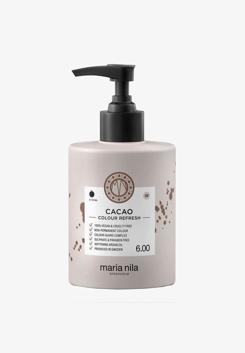 Cacao Color Refresh door Maria Nila in een matte beige fles met een zwarte pomp. Bevat productdetails op een wit etiket. 600 mL. Vegan.