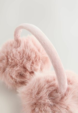 Růžové náušníky z umělé kožešiny s měkkou, nadýchanou texturou, mají hladký růžový textilní hlavový pásek a velké, kulaté části na uši.