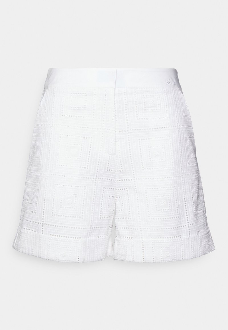 Short blanc taille haute avec motifs carrés brodés et une ceinture propre, montré de dos sur un fond uni.