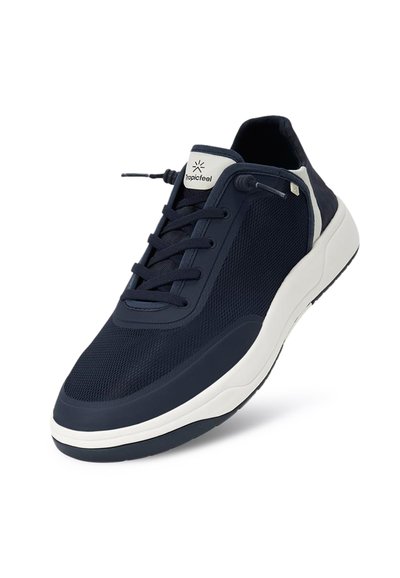 Baskets navy avec tige en maille, semelle blanche contrastante, bout rond et système de laçage. Logo de la marque sur la languette et sur le côté pour le détail.