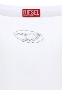 T-shirt bianco con scollo rotondo, caratterizzato da un design con logo decorato con perline argentate e un'etichetta rossa "DIESEL" sul collo.