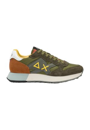 Sneaker verde oliva con pelle scamosciata e mesh, fodera giallo senape, dettaglio tacco color ruggine, logo geometrico giallo e suola bianca. Vista di profilo laterale.