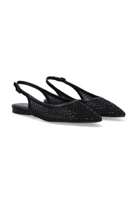 Bailarinas negras con tiras traseras y puntera afilada, que cuentan con un diseño de malla trenzada y un tacón delgado. Parte superior texturizada y correa ajustable en el tobillo.