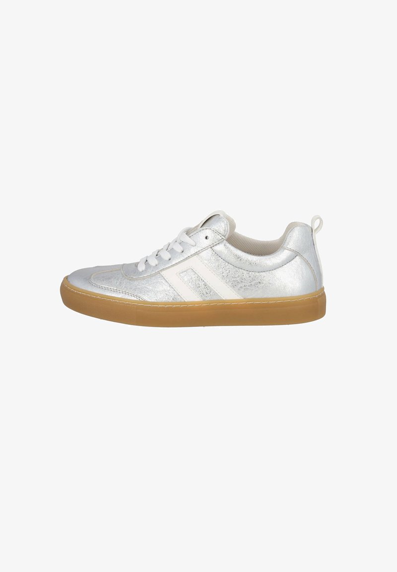 Sneakers argentati con una finitura metallica liscia, dettagli bianchi e una suola in gomma naturale. Presentano chiusura con lacci e un tassello sul retro.